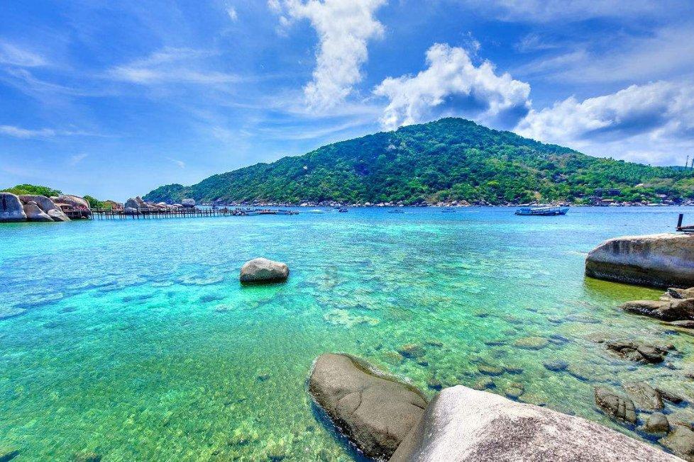 粮油仓库藏烟花，不顾安全被拘留，现场画面